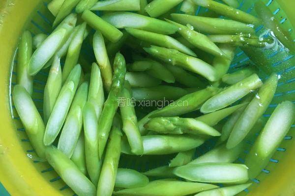 芦笋虾仁羊肚菌的做法图解5