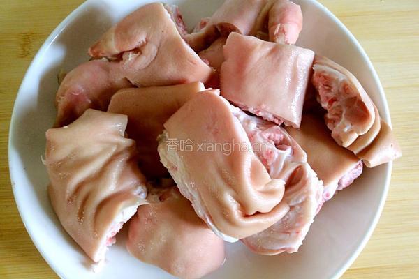 卤猪蹄子的做法图解1