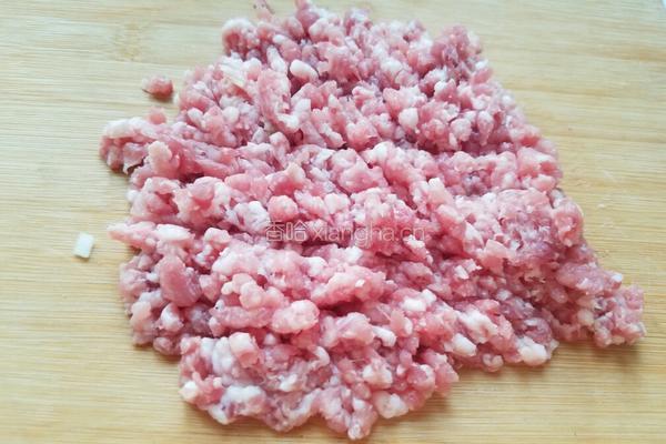 猪肉香菇饺子馅的做法图解1
