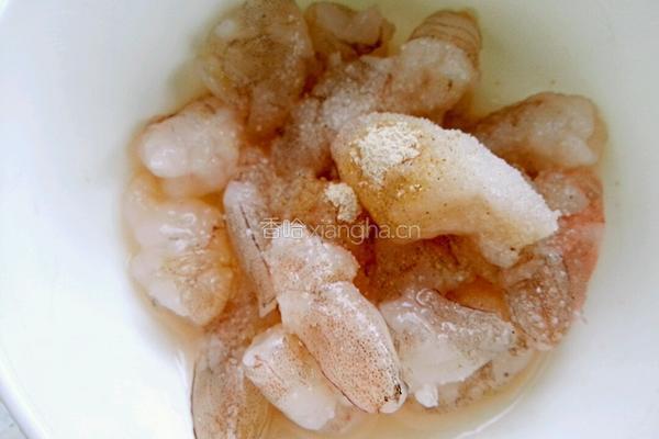 木耳虾仁炒蛋的做法图解2