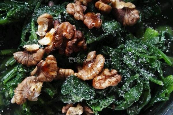 核桃仁拌菠菜的做法图解5