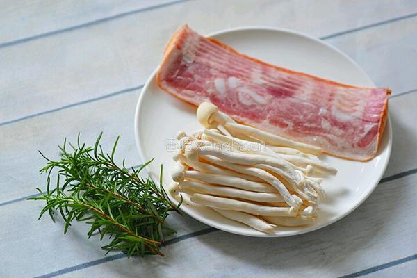 海鲜菇培根卷的做法图解1