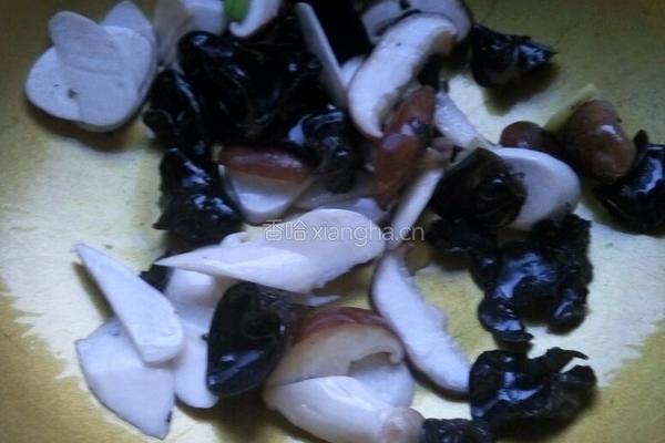 菌菇豆腐煲的做法图解4
