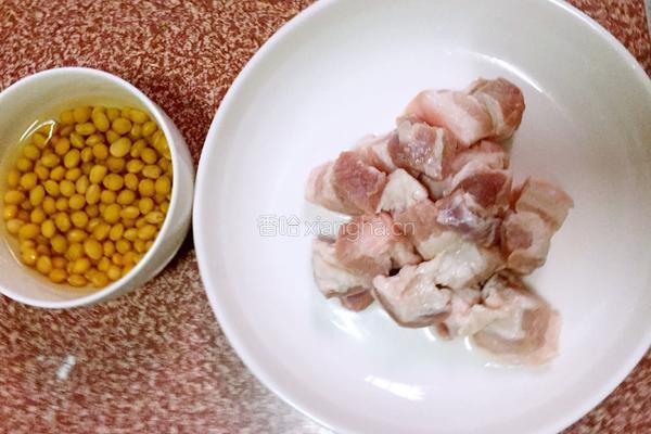 黄豆炖五花肉的做法图解1
