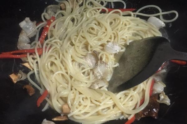 松茸培根炒意面的做法图解6