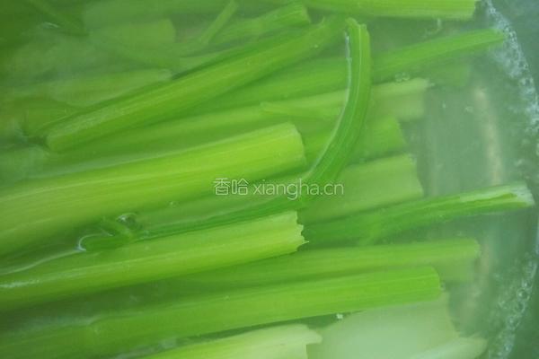 芹菜猪肉饺子馅的做法图解3