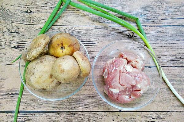 香菇炒牛肉的做法图解1