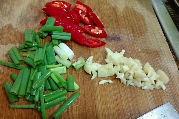 花菜炒肉的做法图解3