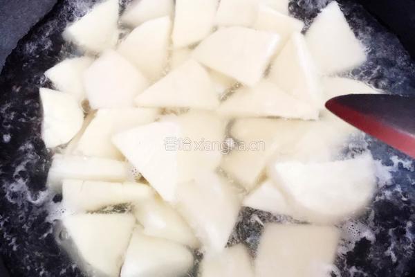 鲜美竹笋鸭肉煲的做法图解4