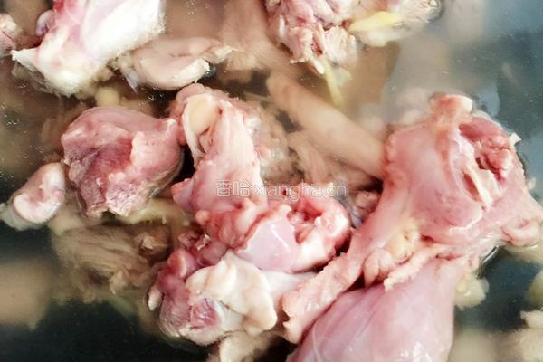 鲜美竹笋鸭肉煲的做法图解6