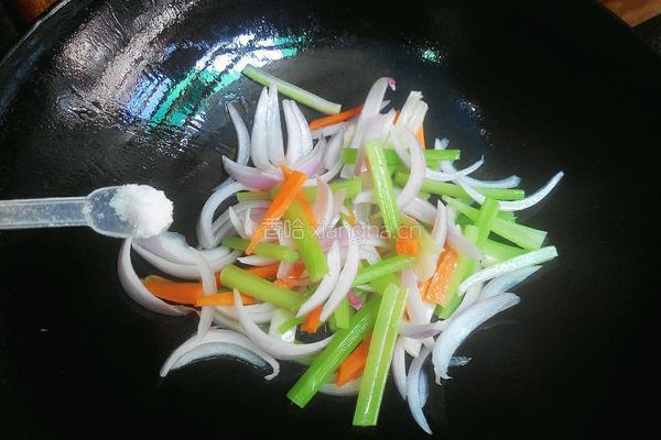 洋葱炒芹菜的做法图解3