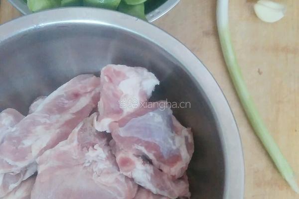 油豆角炖排骨的做法图解1