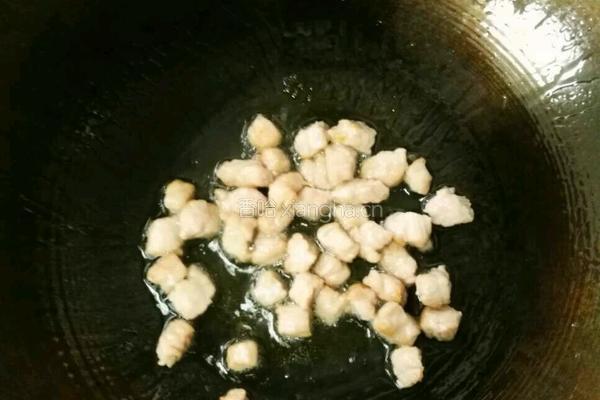 玉米肉丁炒红萝卜的做法图解2
