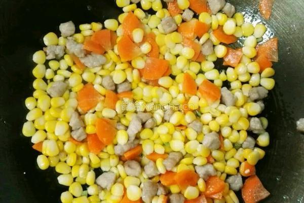玉米肉丁炒红萝卜的做法图解5