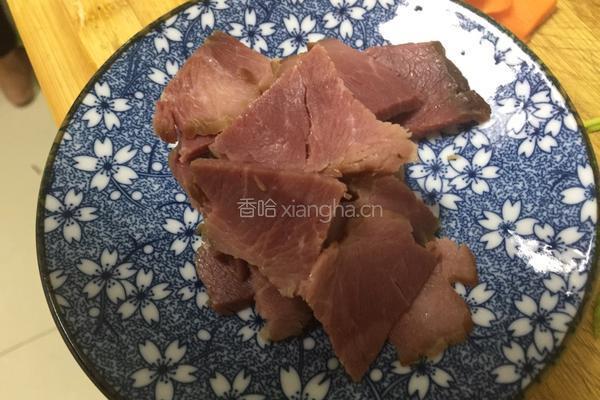 牛肉炒青椒的做法图解2