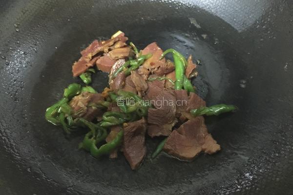 牛肉炒青椒的做法图解4