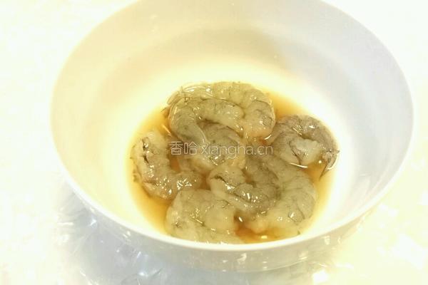 香蕉鲜虾卷的做法图解2