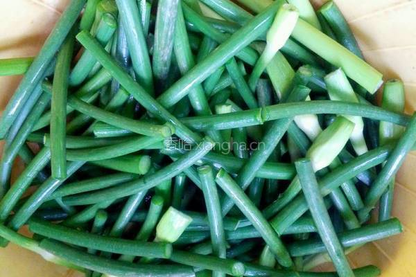 蒜苔炒猪肝的做法图解2