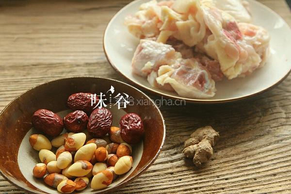 白果炖鸡的做法图解1