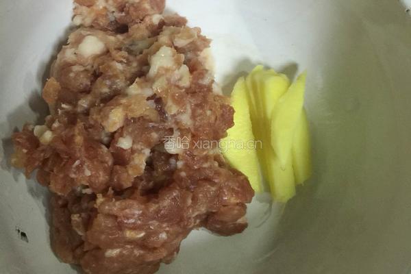 老干妈肉末炒蒜苗的做法图解1