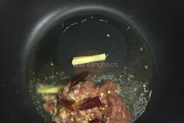 老干妈肉末炒蒜苗的做法图解3