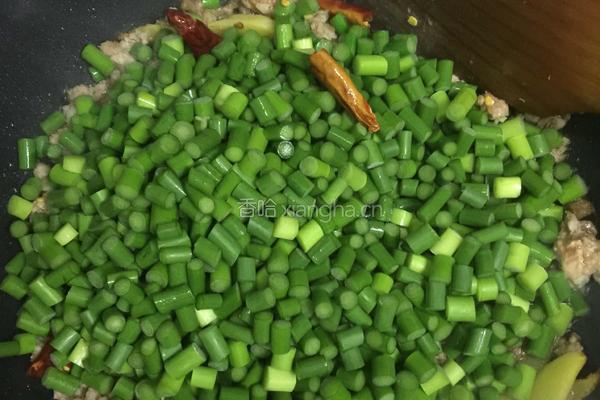 老干妈肉末炒蒜苗的做法图解4