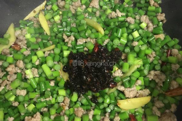 老干妈肉末炒蒜苗的做法图解5