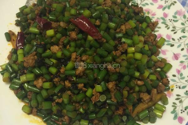 老干妈肉末炒蒜苗的做法图解6