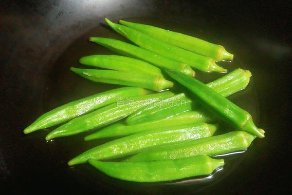 秋葵蒜蓉的做法图解2
