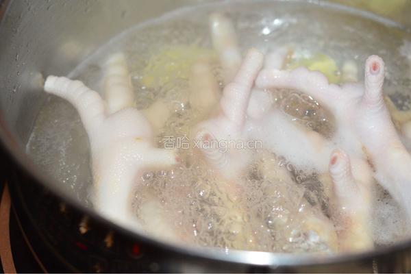 花生凤爪汤的做法图解3