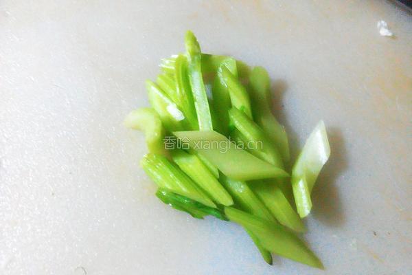 芹菜炒鸭肉的做法图解2