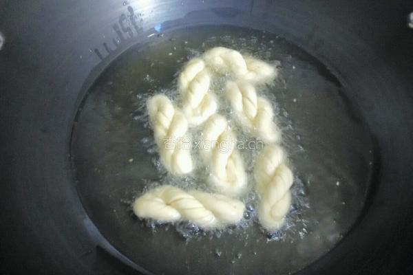 炸小麻花的做法图解11