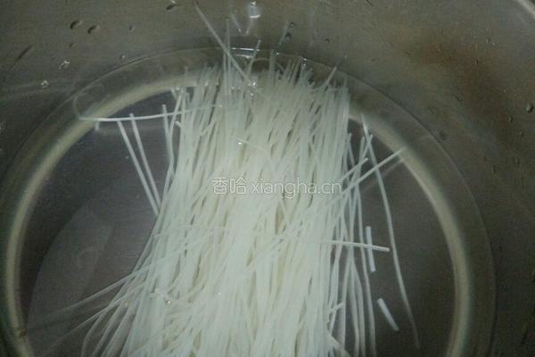 新疆鸡肉拌米粉的做法图解3