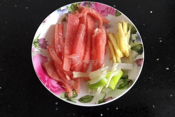 青椒肉炒土豆片的做法图解1