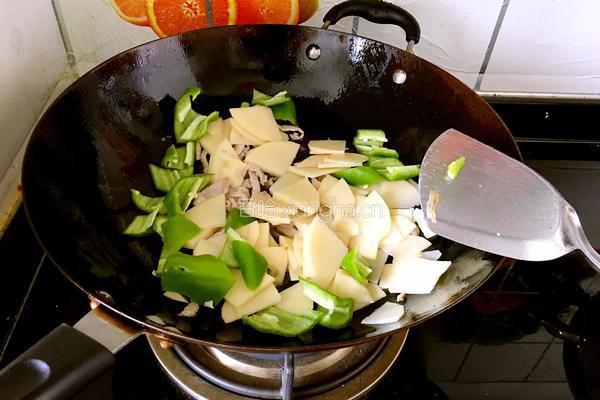 青椒肉炒土豆片的做法图解5