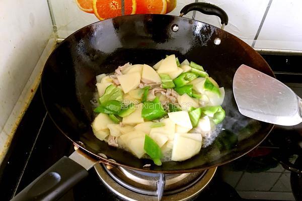 青椒肉炒土豆片的做法图解6