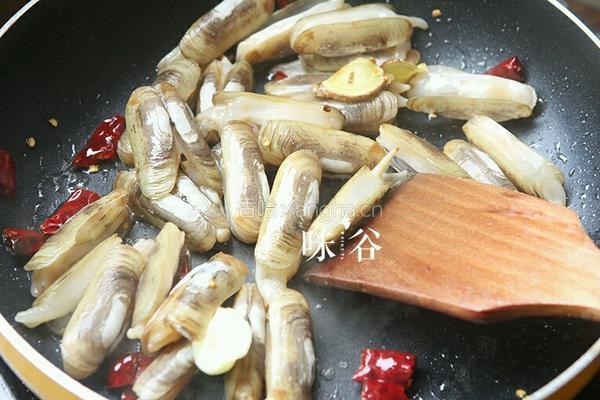 辣酱紫苏炒蛏子的做法图解3