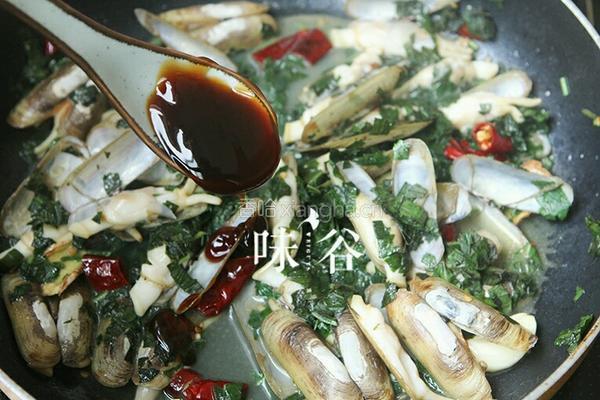 辣酱紫苏炒蛏子的做法图解5