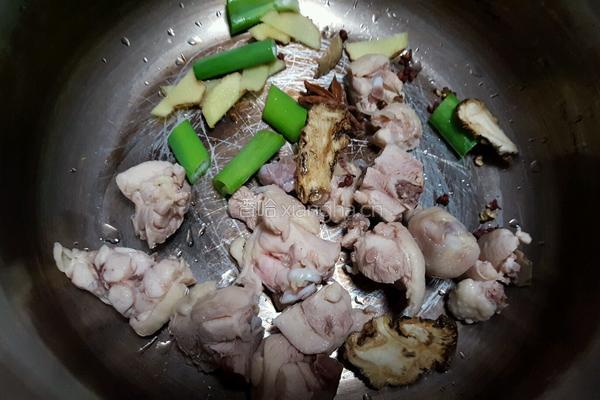 当归炖鸡的做法图解5