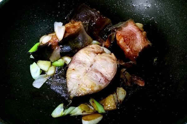 大蒜烧鲶鱼的做法图解7