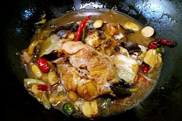 大蒜烧鲶鱼的做法图解10