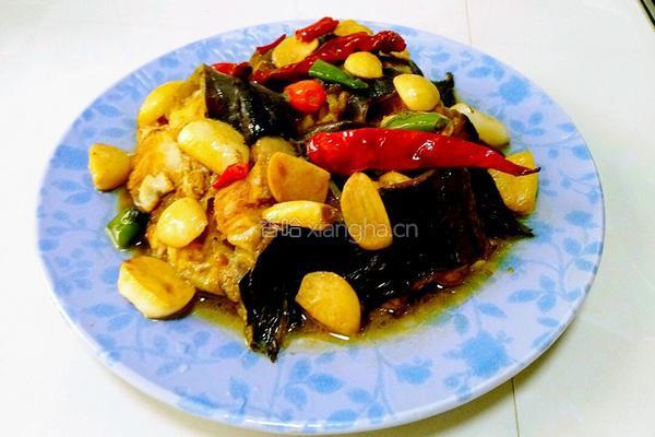 大蒜烧鲶鱼的做法图解11