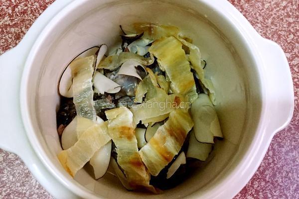 海底椰花胶乌鸡汤的做法图解3