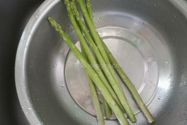 牛肉炒芦笋的做法图解1