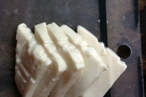 蒜汁拌内酯豆腐的做法图解2