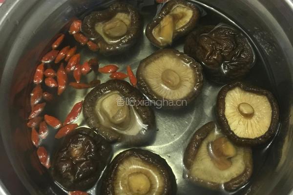 嫩滑香菇蒸鸡腿肉的做法图解5