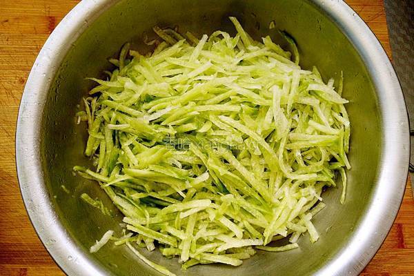 绿萝卜猪肉大馅水饺的做法图解6