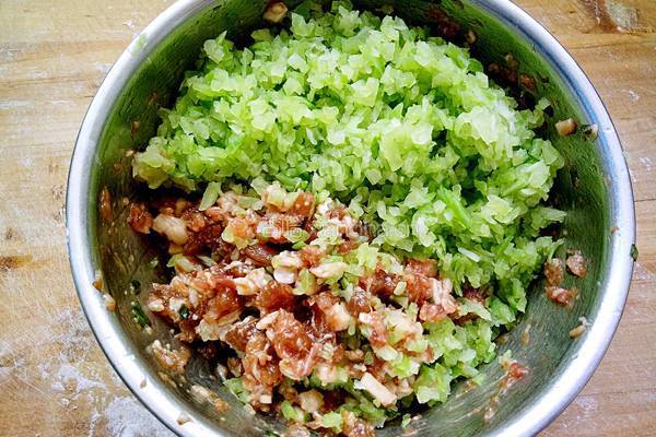 绿萝卜猪肉大馅水饺的做法图解10