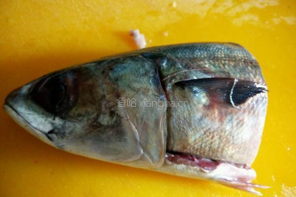鲅鱼头炖豆腐的做法图解2