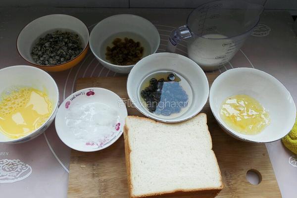 柚香蓝莓面包布丁的做法图解1